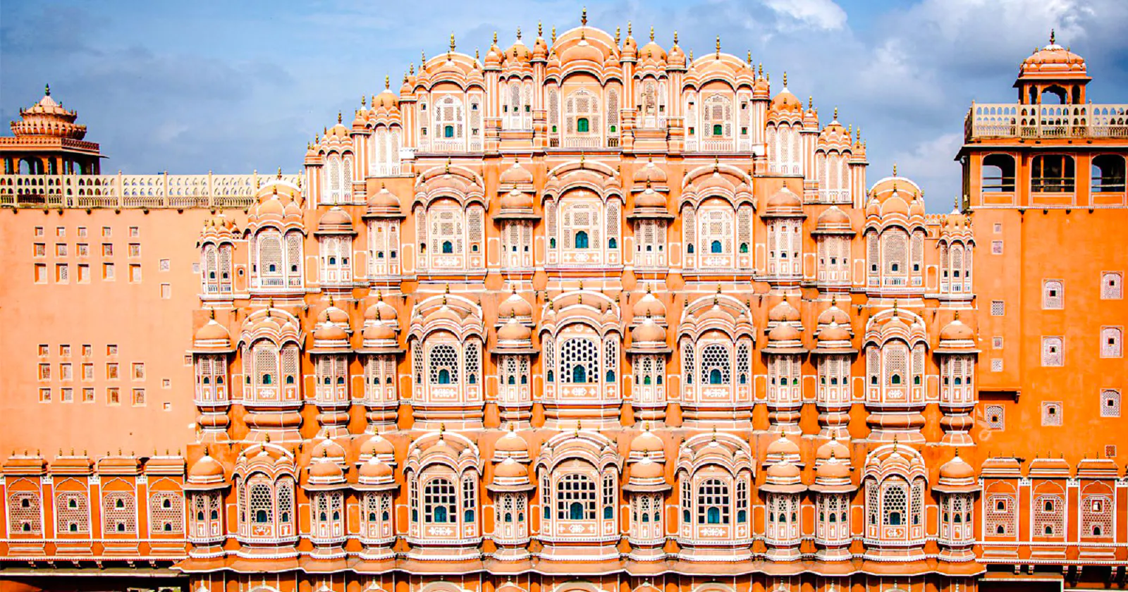 Hawa Mahal facade in Jaipur during full-day sightseeing tour from Agra.