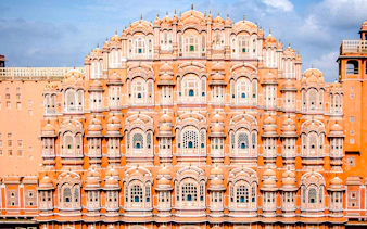 Hawa Mahal facade in Jaipur during full-day sightseeing tour from Agra.