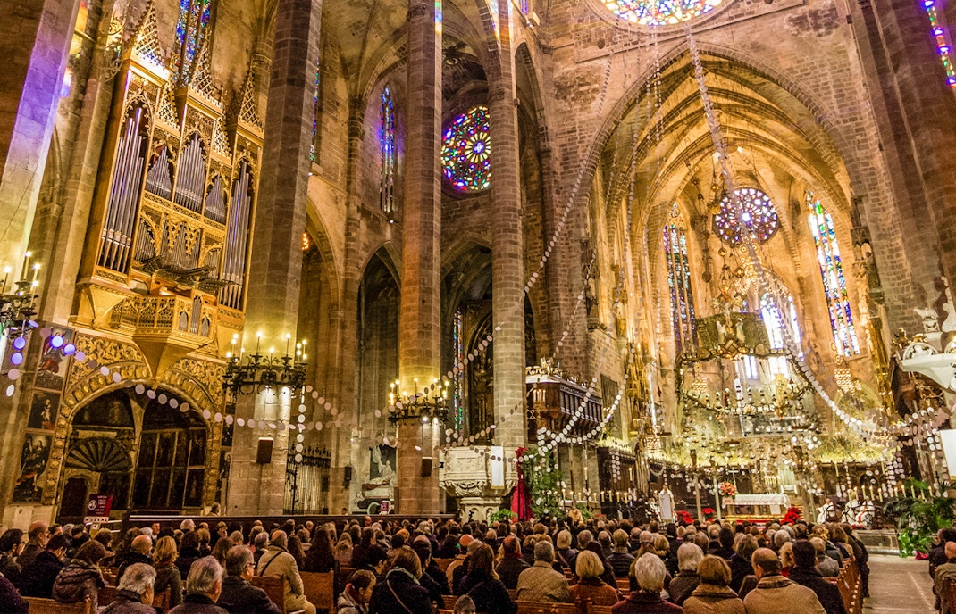 visitors attending mass in the Palma Cathedral