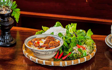 Hanoi Street Food Motorbike Tour with Female Riders