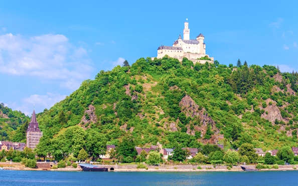 Braubach town with Marksburg Castle on a hilltop in the background.