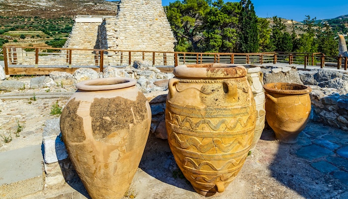 Antique Minoan Greek vases with rope patterns at Knossos palace ruins.