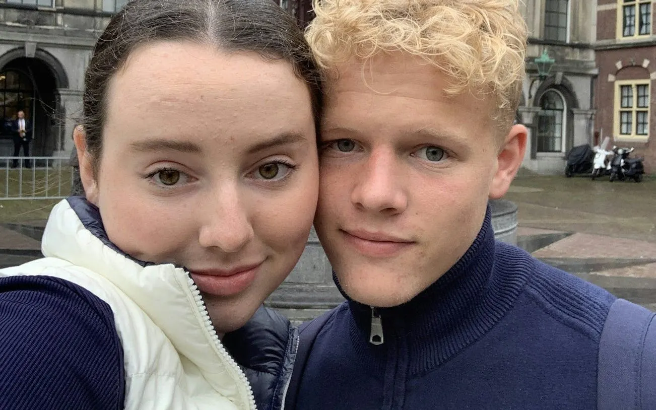 Couple exploring The Hague's Old Town during a self-guided city game.