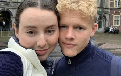 Couple exploring The Hague's Old Town during a self-guided city game.