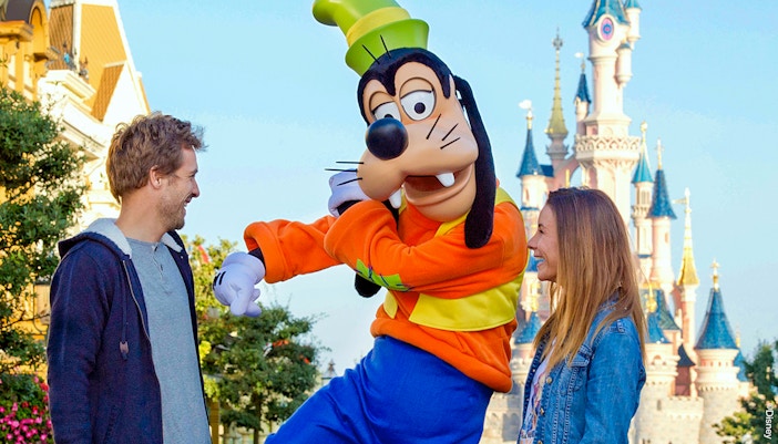 Goofy character greeting visitors at Disneyland Paris.