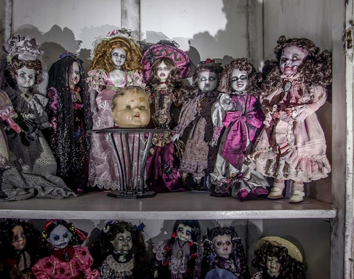 Scary dolls on a shelf in Haunted Museum, Las Vegas.