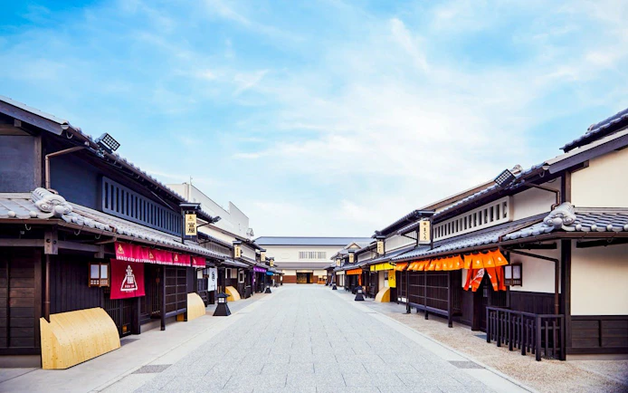 Traditional Japanese street at TOEI Kyoto Studio Park, featuring Edo-period architecture.