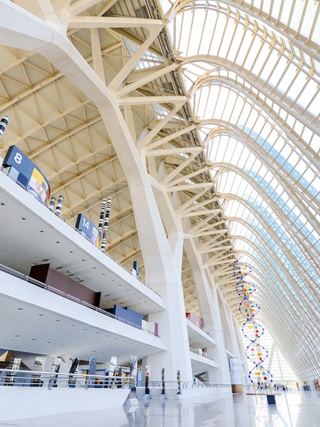 Príncep Felipe Science Museum interior with modern architecture and colorful DNA sculpture.