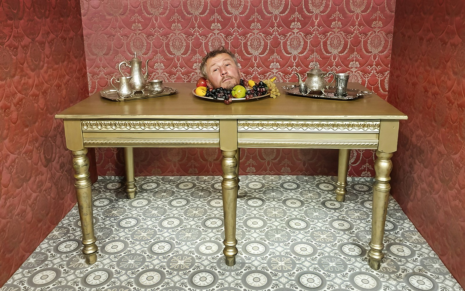 Head illusion on table at Museum of Fantastic Illusions.