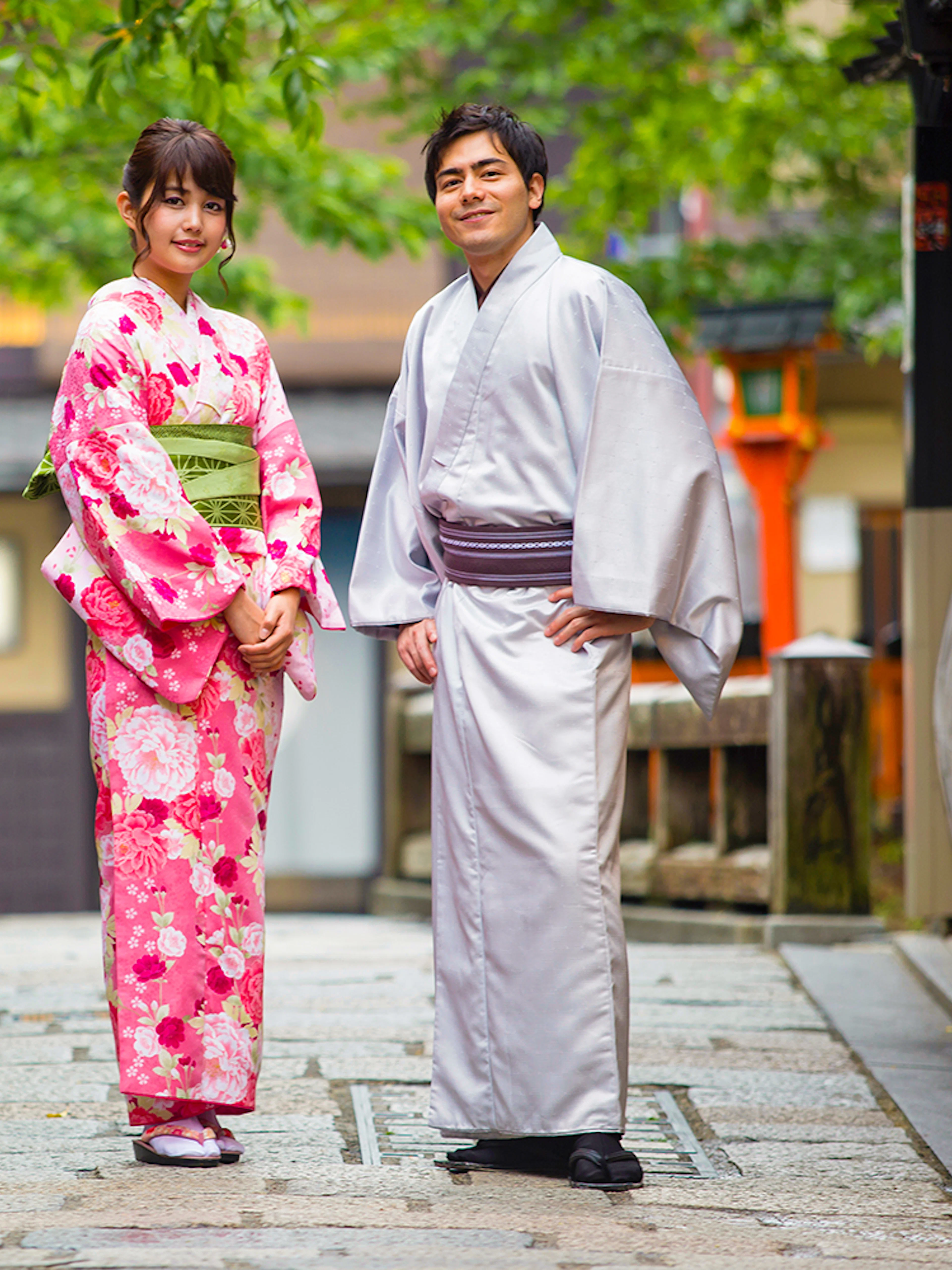 Couple wearing traditional kimonos on a Kyoto street.