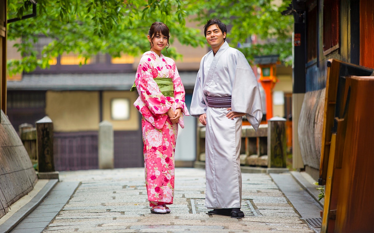 Couple wearing traditional kimonos on a Kyoto street.