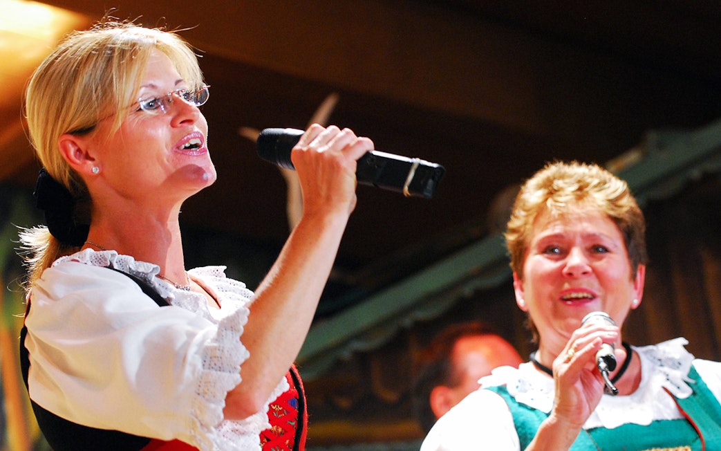 Singers performing at Tyrolean Evening Folk Show in traditional attire.