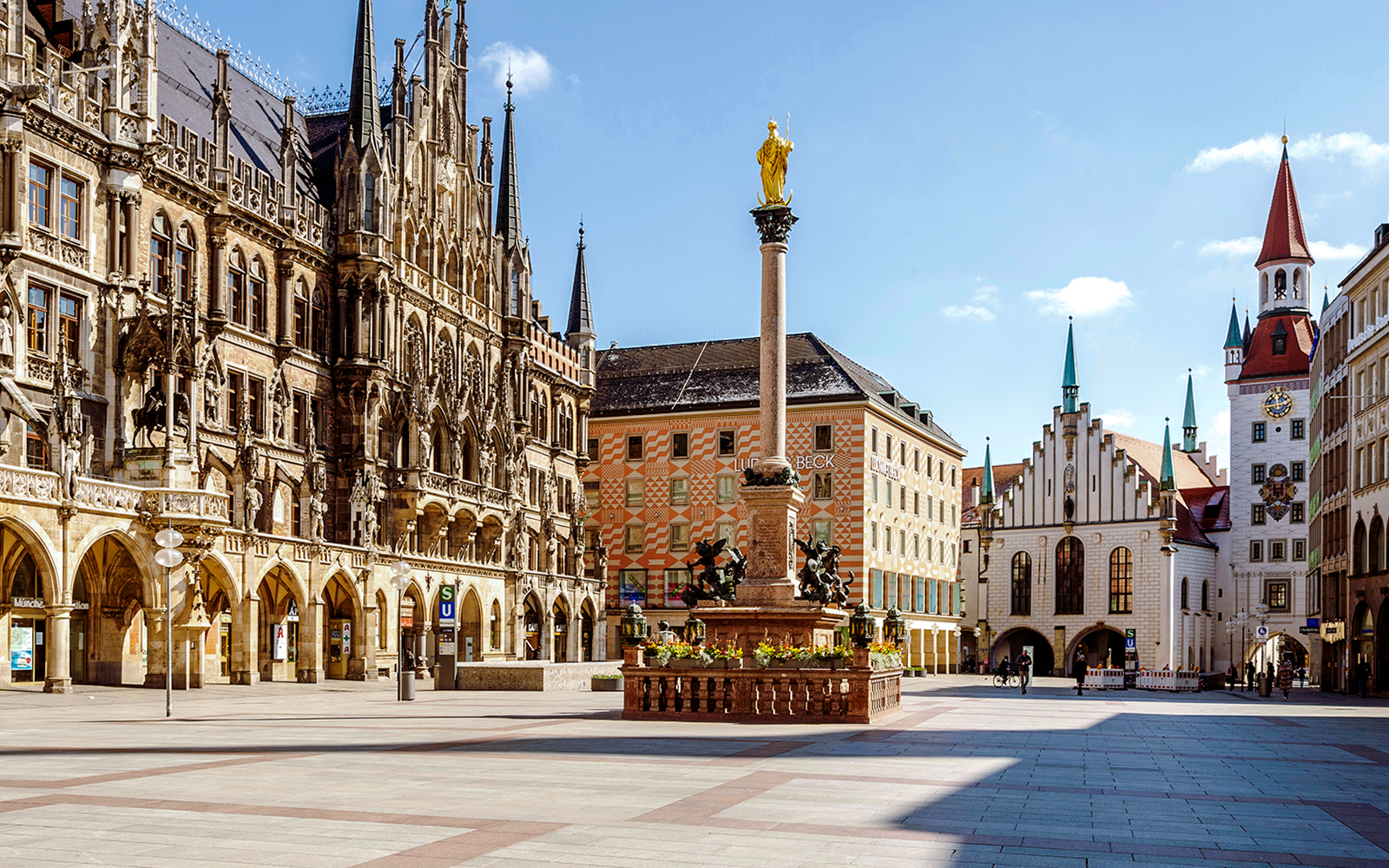 Munich's Marienplatz with New Town Hall and Mariensäule statue.