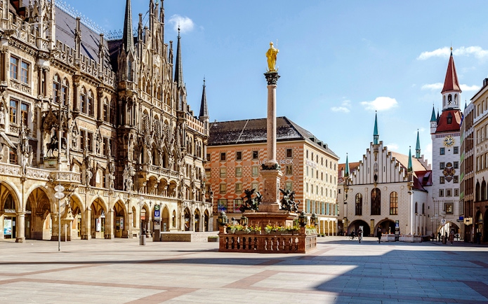 Munich's Marienplatz with New Town Hall and Mariensäule statue.