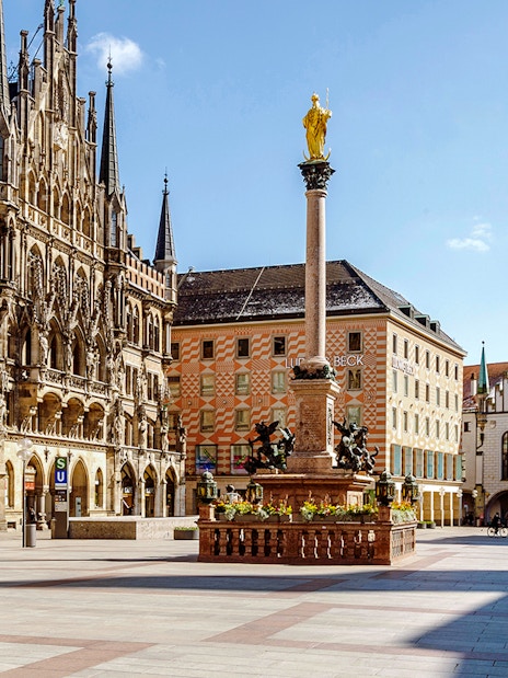 Munich's Marienplatz with New Town Hall and Mariensäule statue.