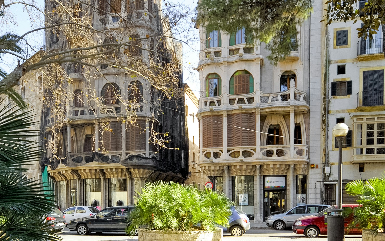 Plaça del Mercat in Mallorca with bustling market stalls and historic architecture.