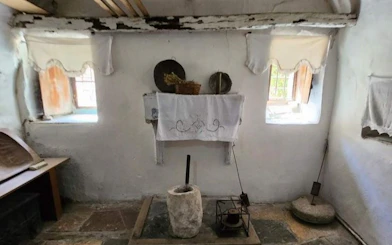 From Tirana: Gjirokastra UNESCO World Heritage City Guided Day Trip with Hotel Pickup