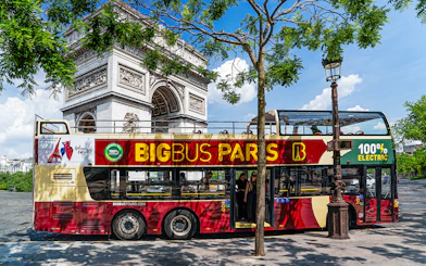 Big Bus Paris tour near Arc de Triomphe, featuring an electric double-decker bus.