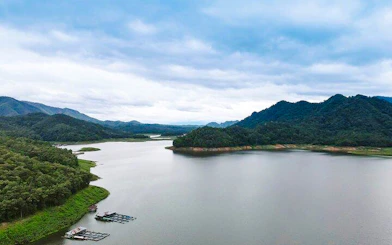 From Chiang Mai: Bua Thong Sticky Waterfalls and Mae Ngat Dam Boat Tour