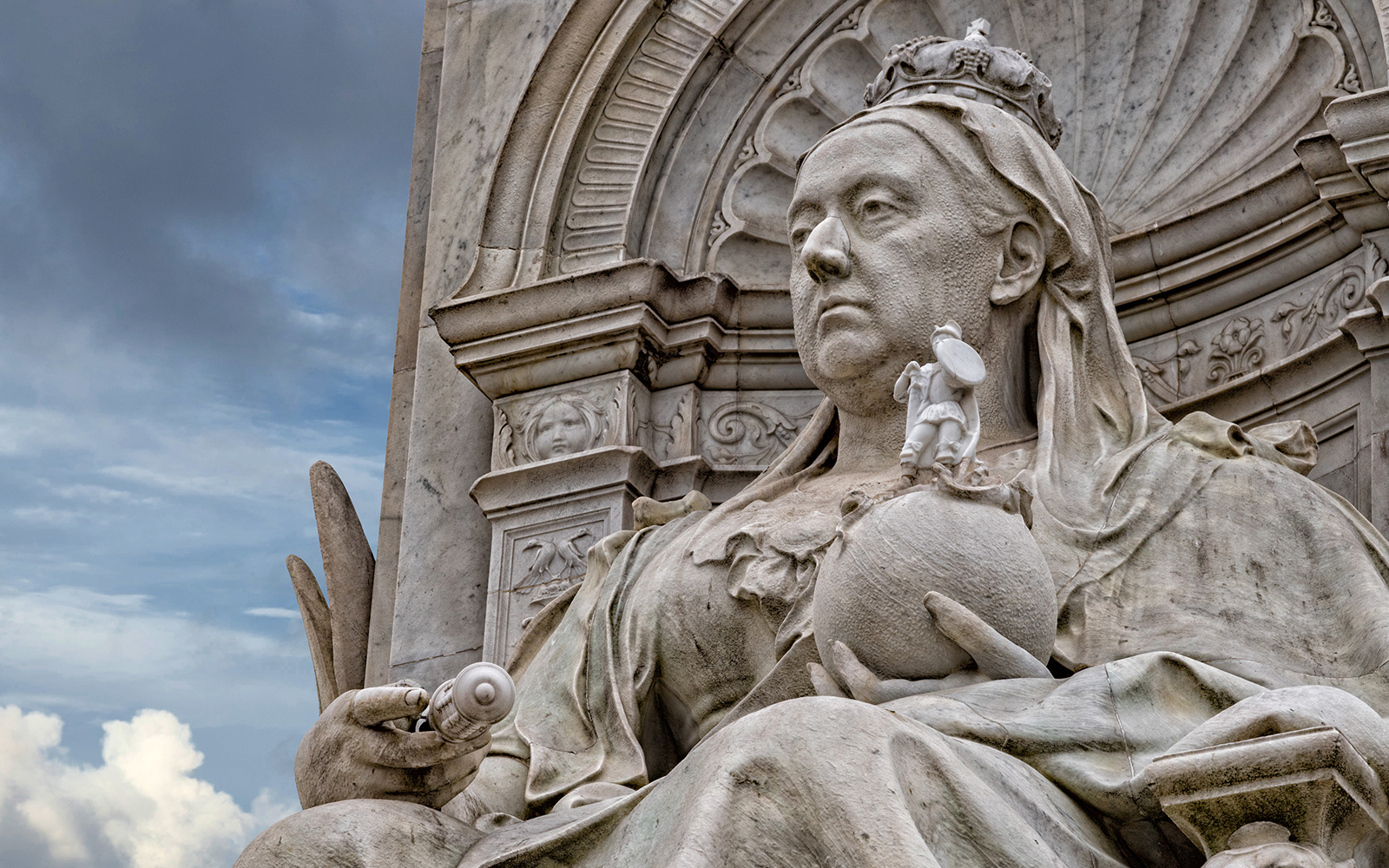 Statue of Queen Victoria at Buckingham Palace, London, highlighting historical significance.
