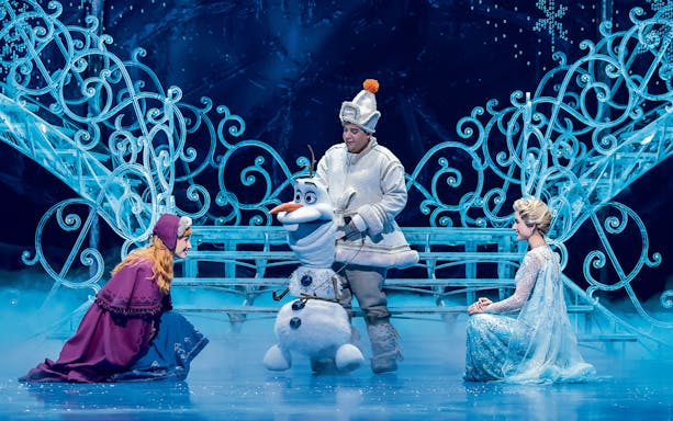 Anna, Elsa, and Olaf on stage in Disney's Die Eiskönigin musical.