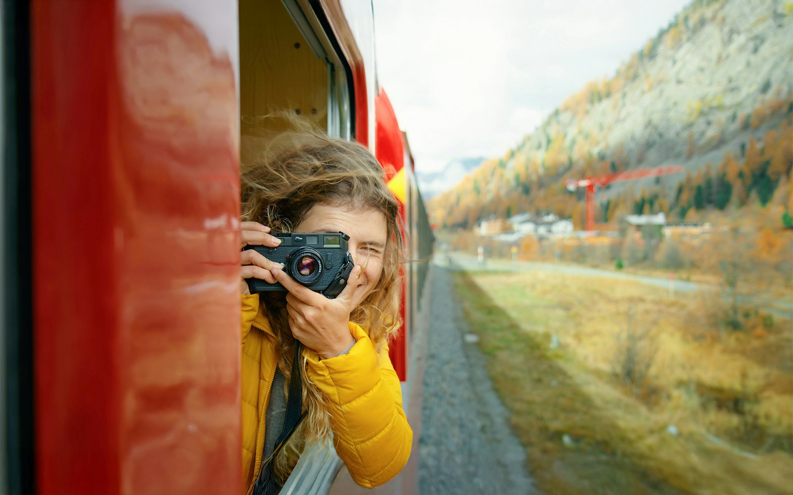 passenger taking photos from the bernina express
