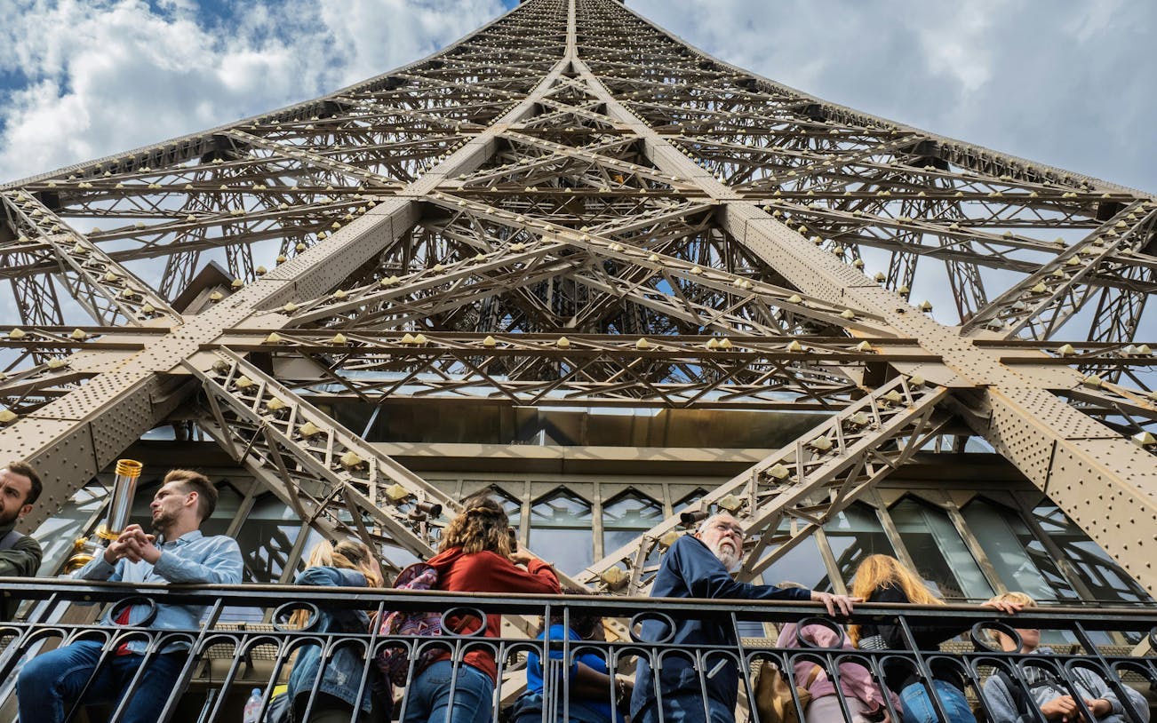 visite guidée du 2e étage de la tour eiffel avec accès prioritaire et billet pour une croisière sur la seine-4