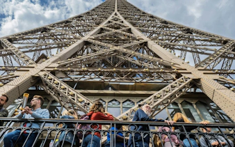 visite guidée du 2e étage de la tour eiffel avec accès prioritaire et billet pour une croisière sur la seine-4