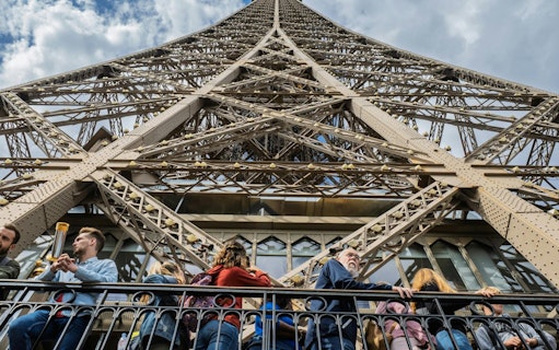 visite guidée du 2e étage de la tour eiffel avec accès prioritaire et billet pour une croisière sur la seine-4