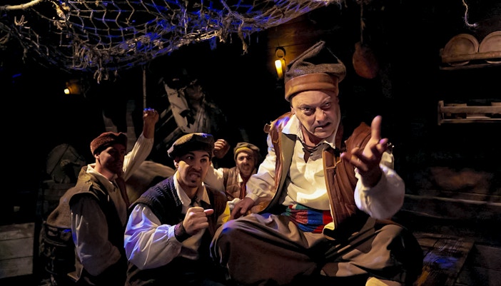 Sailing tour on Allende la Mar Océana with view of ocean and distant coastline.