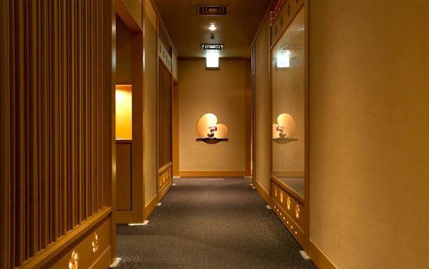 Hallway at Tokyo Nadaman Kioi branch with traditional decor and flower arrangement.