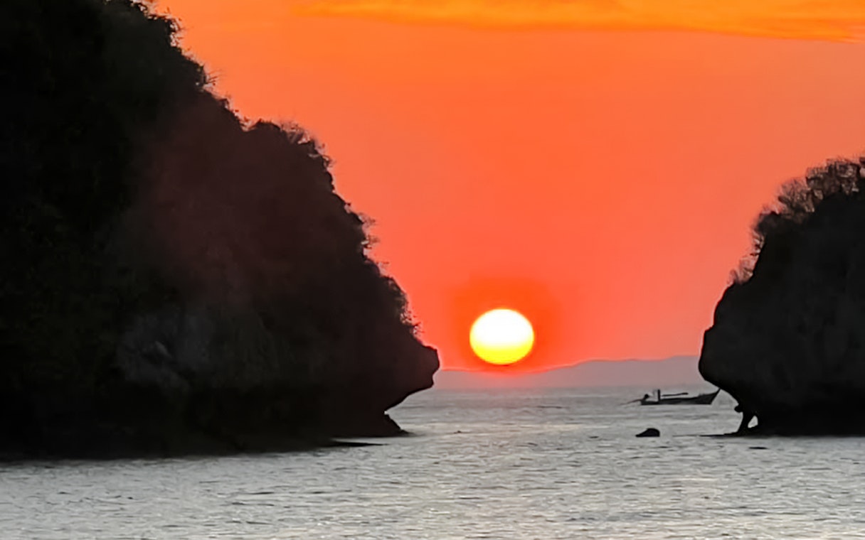 Sunset view between cliffs on Krabi's 7 Islands tour.