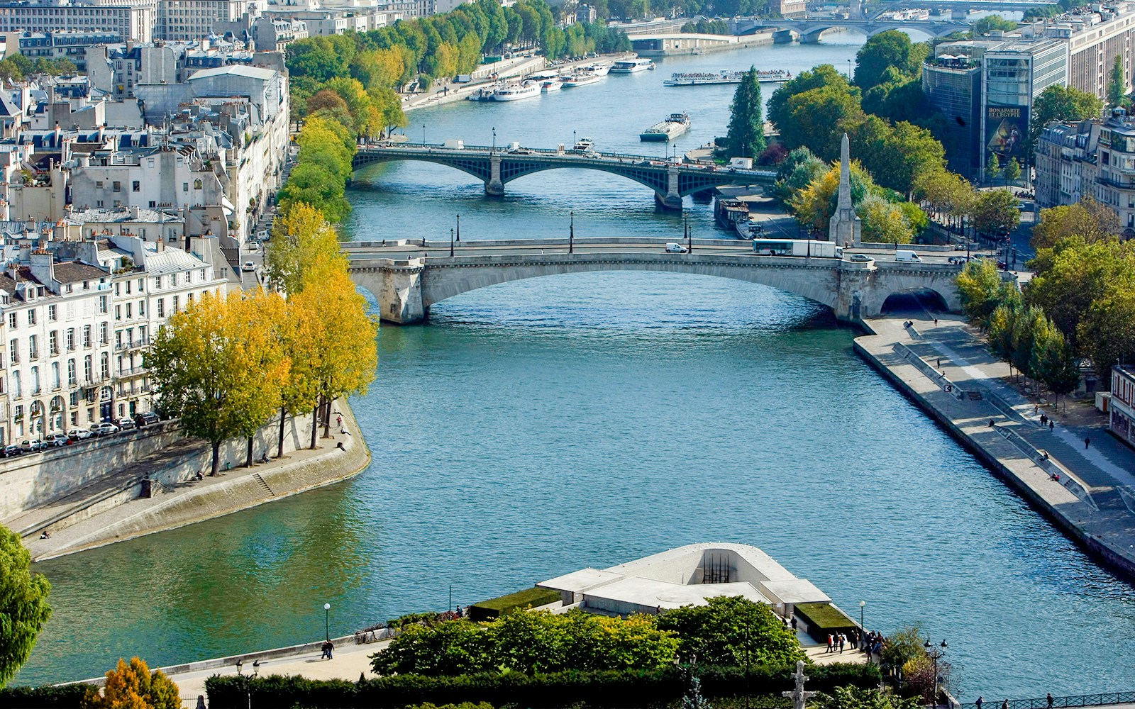 Siene River cutting right through the middle of Paris.