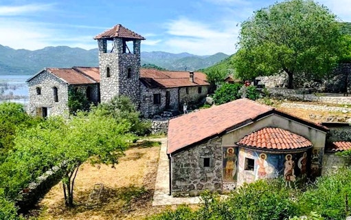 à partir de virpazar : visite guidée en bateau du lac de skadar et du monastère de kom, boissons comprises-3