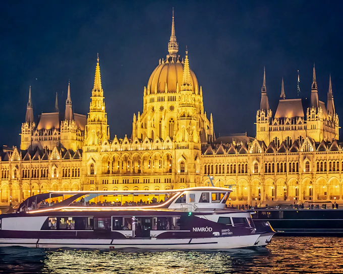 Budapest Evening Danube River Sightseeing Cruise with Unlimited Prosecco