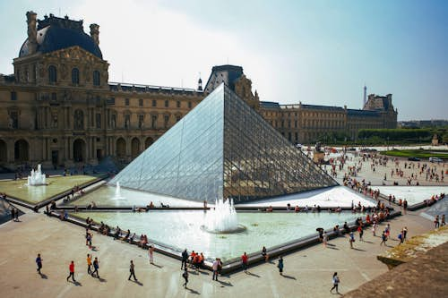  Louvre Museum