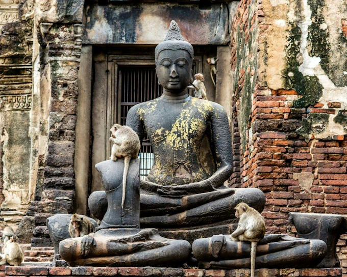 From Bangkok: Ayutthaya Historical Park and Lopburi Monkey Temple Small-Group Tour