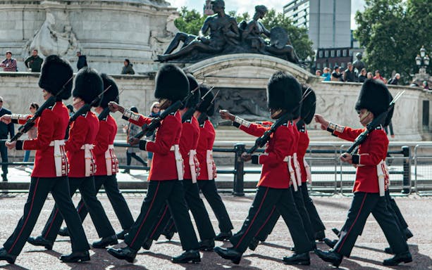 london small-group walking tour with changing of the guard ceremony-5