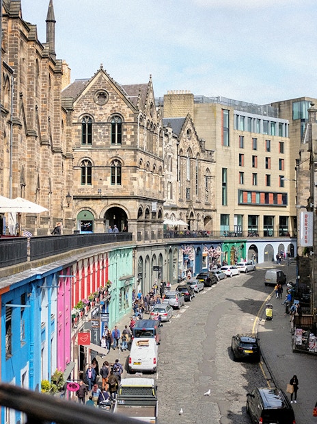Victoria Street in Edinburgh with colorful shops and historic architecture.