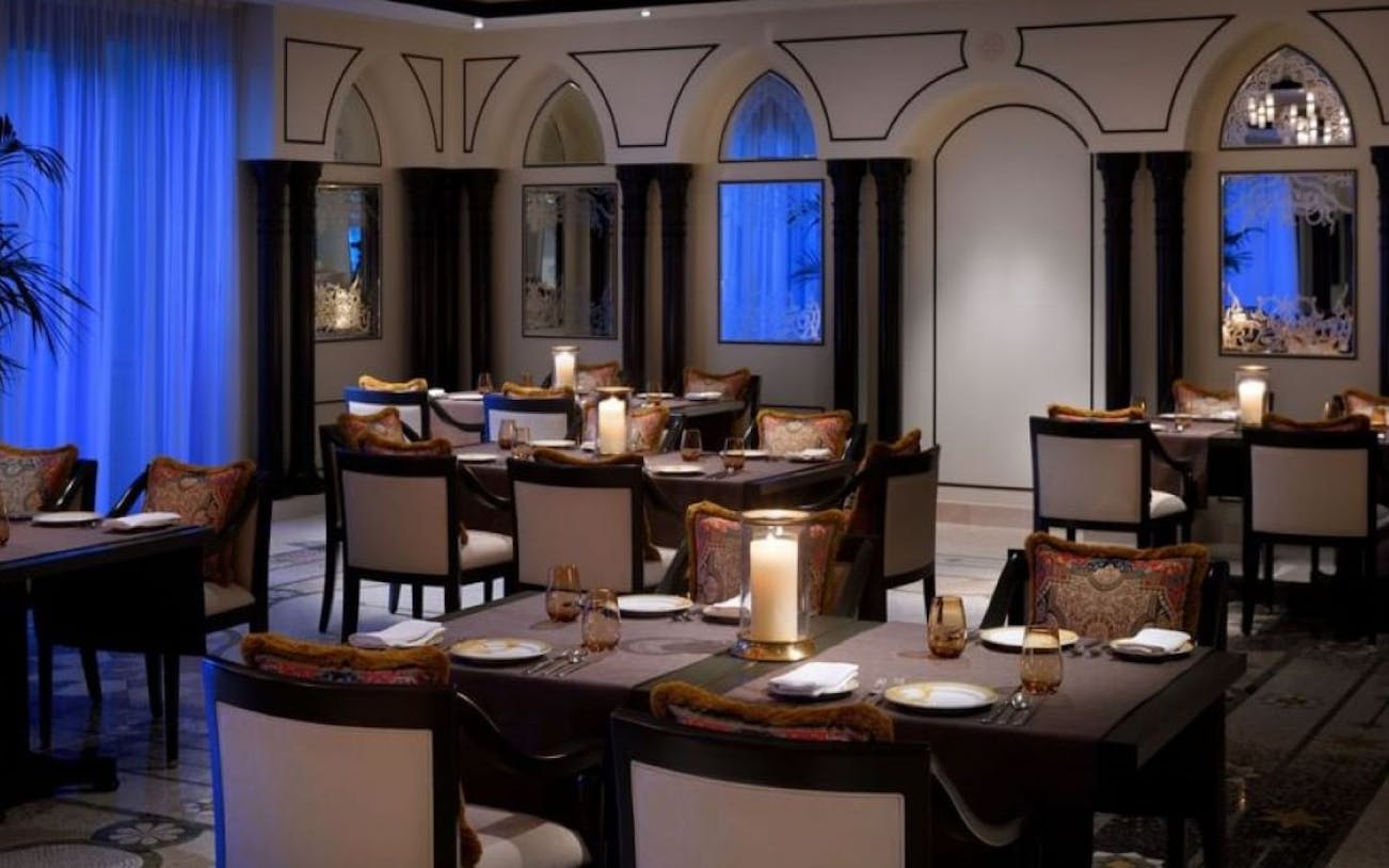 ein persisches enigma-gourmeterlebnis mit einem vom küchenchef zusammengestellten mehrgang-menü zum teilen in einem ambiente von versace-4