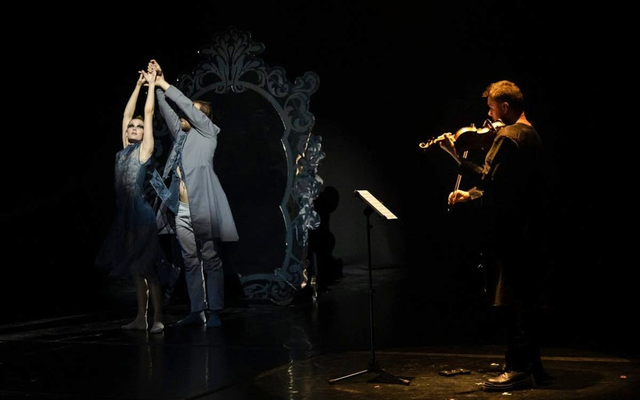 Dancers and violinist performing Vivaldianno The SHOW at Theatre Hybernia, Prague.