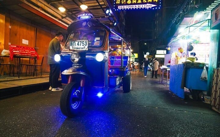 bangkok night food tour mit getränken und kulinarischen genüssen, einschließlich besuch eines nachtmarkts und einer versteckten bar-2