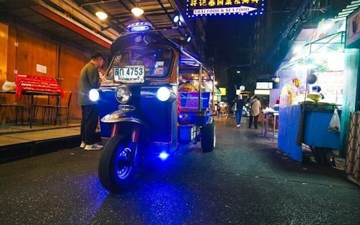 tour noturno de tuk-tuk por bangcoc com tour gastronômico e bebida, incluindo visita ao mercado noturno e a um bar escondido-2