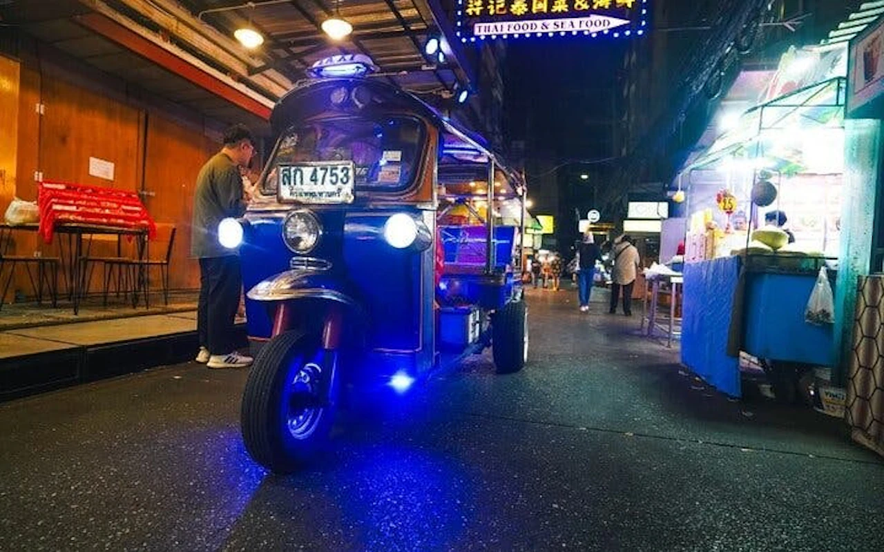 Bangkok Night Tuk Tuk Food and Drink Tour with Night Market and Hidden Bar Visit — 2
