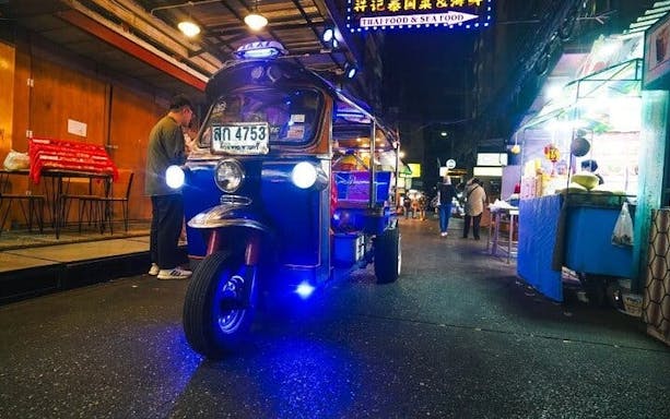 bangkok night food tour mit getränken und kulinarischen genüssen, einschließlich besuch eines nachtmarkts und einer versteckten bar-2