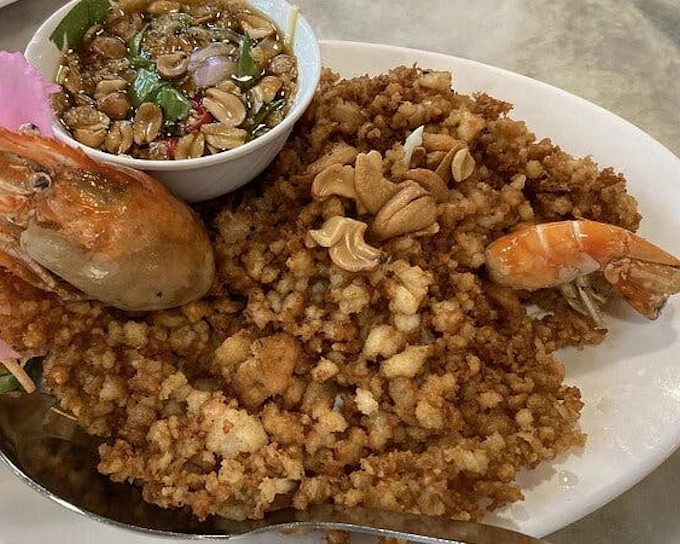 Night Market Tour with Michelin-Recognized Thai Dinner, Drinks, and Vintage Shopping (Product 54947)