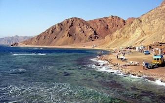 3 Pools National Park coastline in Dahab with mountains and beachside activity.