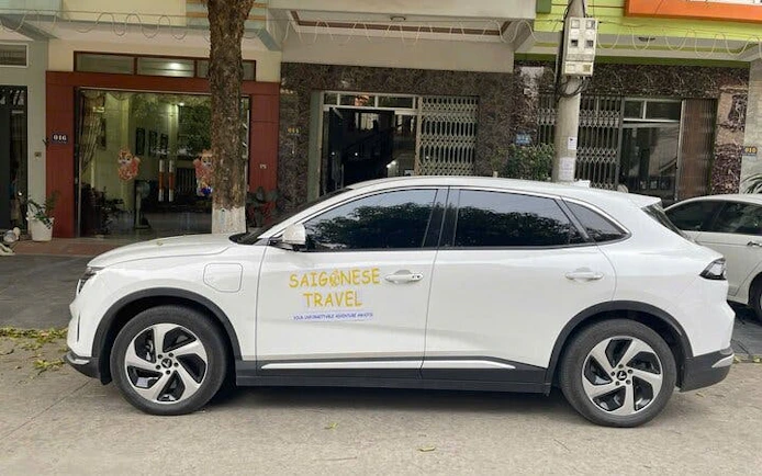 Private transfer vehicle for Sapa to Mai Châu service parked outside a hotel.