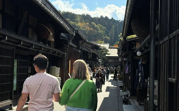 Takayama Jinya and Old Town Private Walking Tour with Sake Tasting and Admission