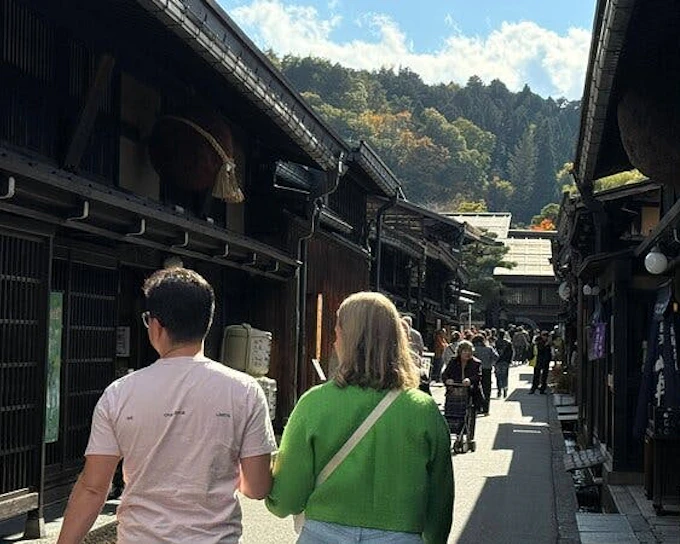 Takayama Jinya and Old Town Private Walking Tour with Sake Tasting and Admission